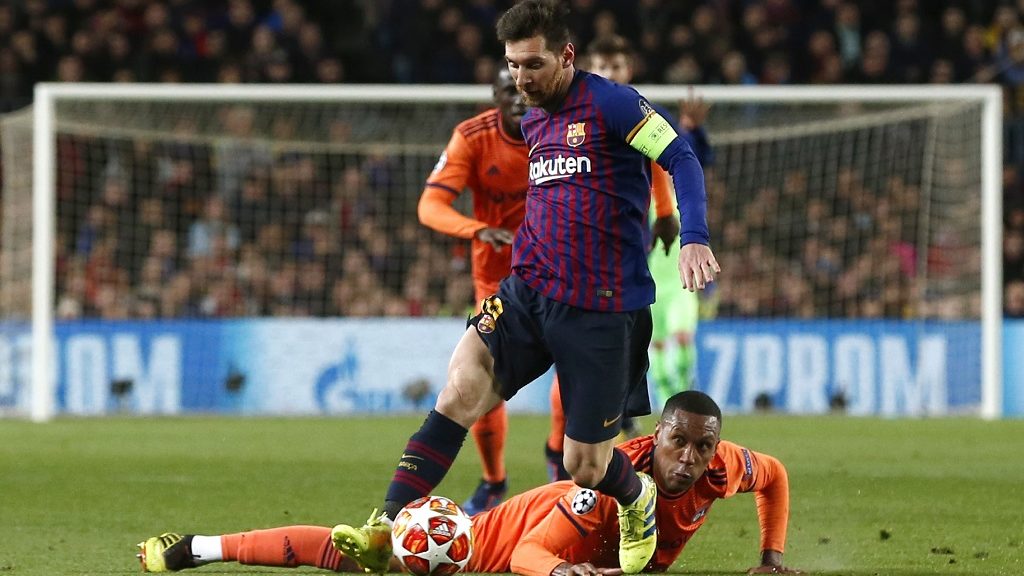 Barcelona's Argentinian forward Lionel Messi (up) vies for the ball with Lyon's Brazilian defender Marcelo during the UEFA Champions League round of 16, second leg football match between FC Barcelona and Olympique Lyonnais at the Camp Nou stadium in Barcelona on March 13, 2019. (Photo by PAU BARRENA / AFP)